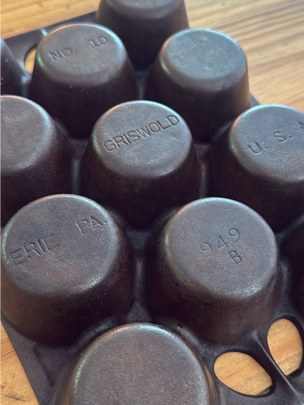 Erie PA, 949 C, U.S.A. GRISWOLD Cast Iron Muffin/Cupcake/Pop Over Pan No 10